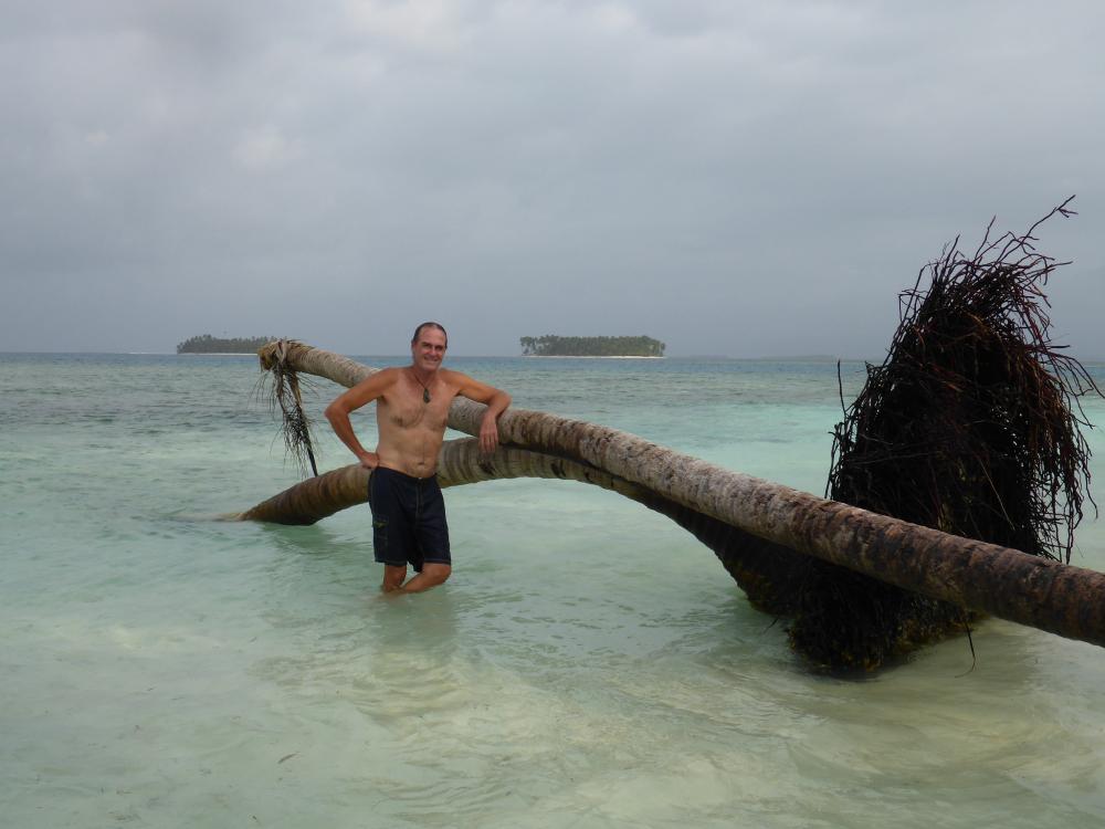 Russ in the Cocos: Love the way the palm trees fall in the water, a great pic of Russ